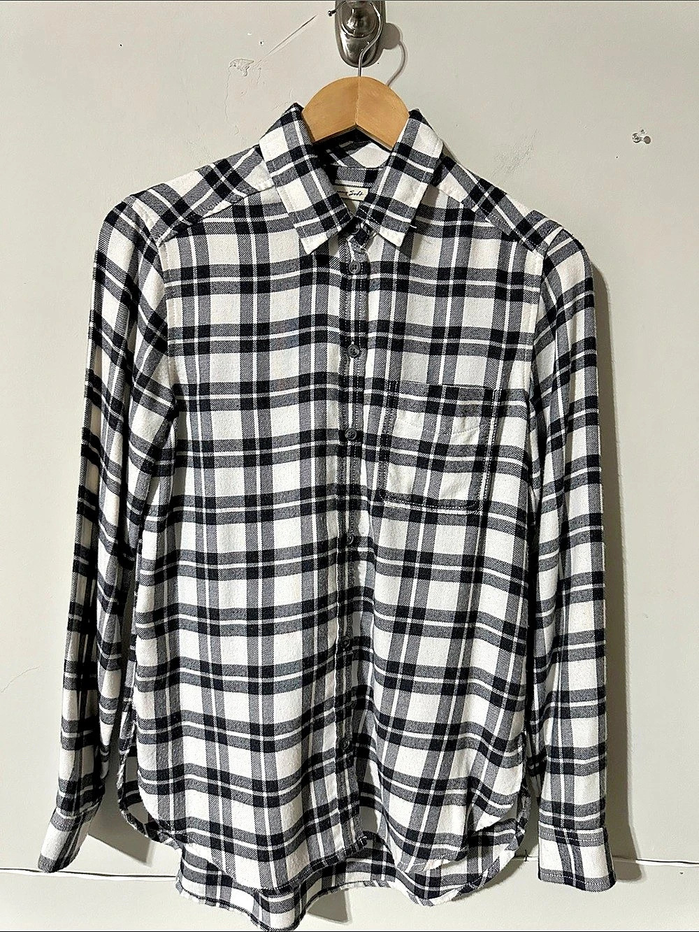 American Eagle Women’s XS Boyfriend Fit Black White Plaid Flannel Shirt